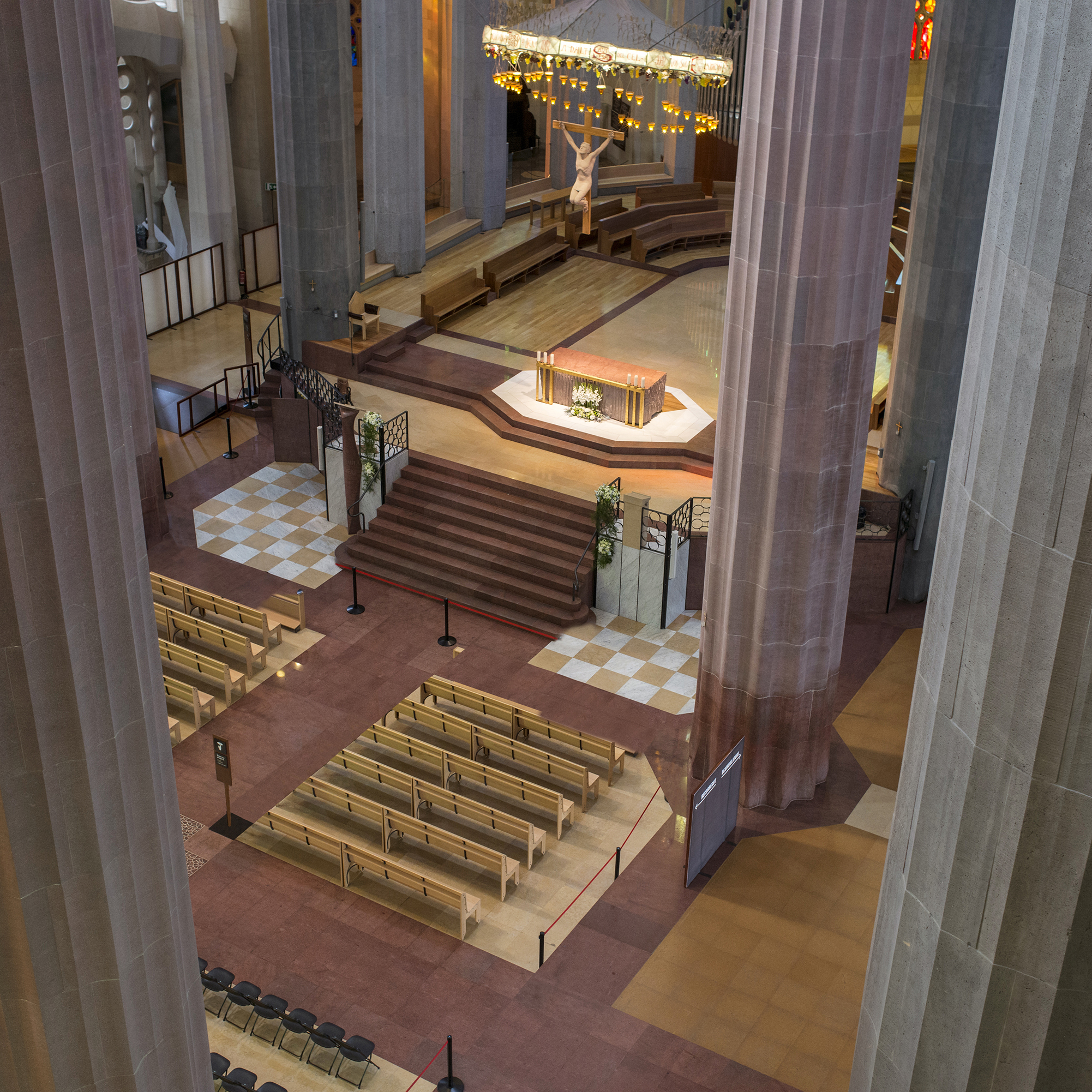 Vista del presbiterio y el altar mayor de la Sagrada Familia bajo el baldaquino de Gaudí