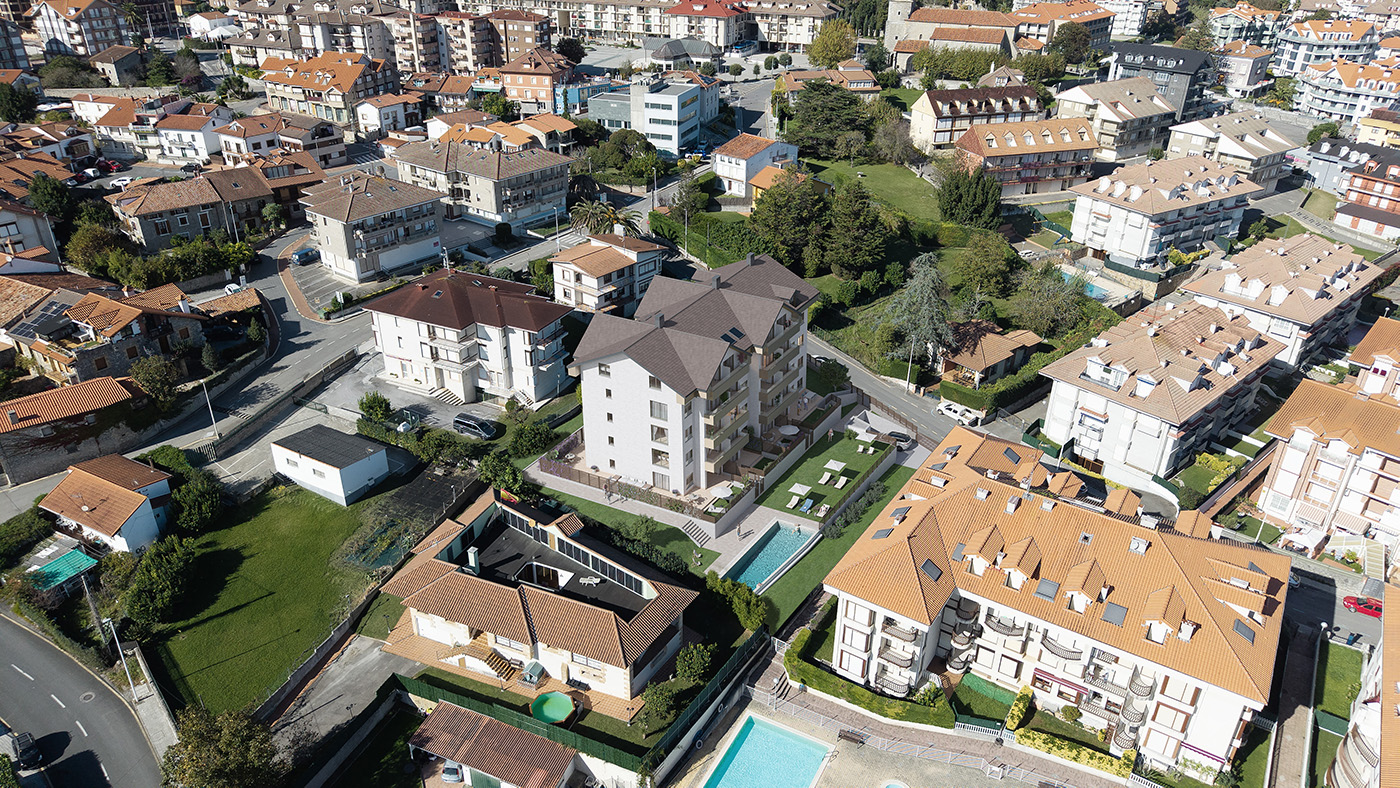Vista aérea cenital del residencial Trengandín en Noja rodeado de viviendas y jardines
